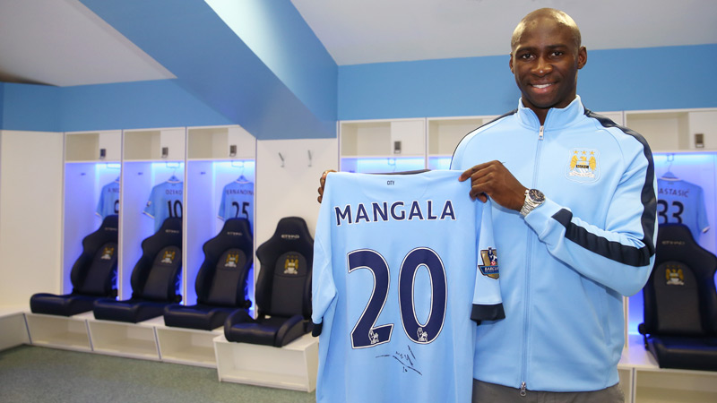 Mangala-holding-still-in-the-dressing-room-A19U5927