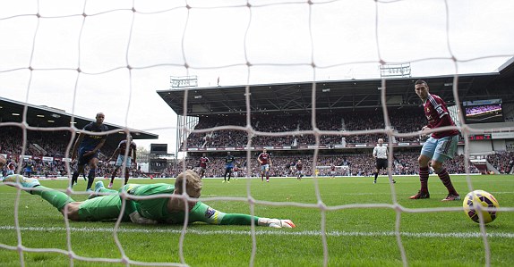 1414241495593 lc galleryImage West Han v Manchester Cit