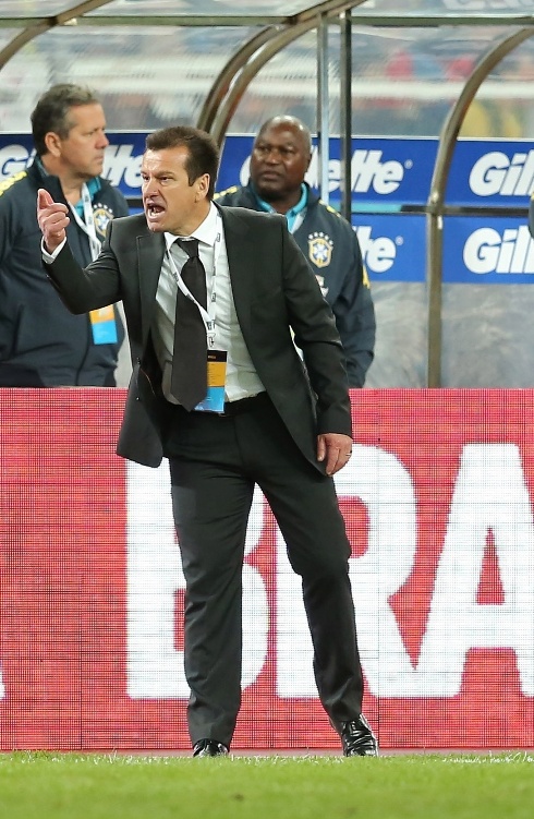 dunga-tecnico-da-selecao-brasileira-orienta-a-equipe-no-superclassico-das-americas-contra-a-argentina-em-pequim-1413044400824 1088x1668 copy