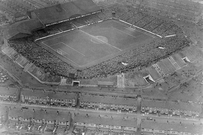 007F94C100000258-2840103-An aerial picture of Manchester City s famous old Maine Road hom-68 1416354726980