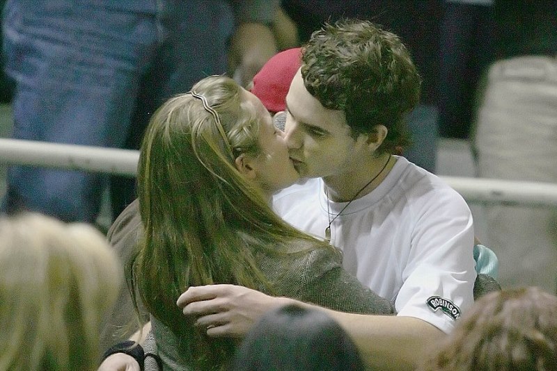 03FFD8340000044D-2850786-Teenage Murray right kisses Kim Sears after beating Australia s -10 1417029242807
