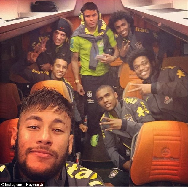 1415838611478 wps 8 neymar selfie bus JPG