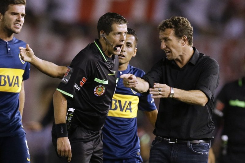 2390174C00000578-2852850-Boca Juniors head coach Rodolfo Arruabarrena contests a decision-24 1417170846696