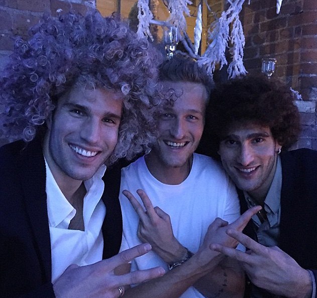 23B8253B00000578-2859978-Robin van Persie wears a wig in this Christmas Party snap with A-a-12 1417651151542