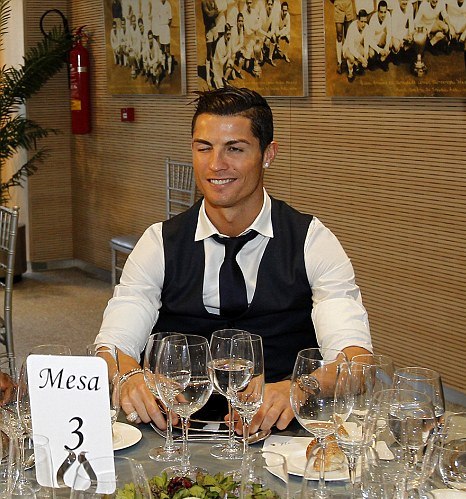 23F3011300000578-2868680-Ronaldo gives a wink reminiscent to the one he gave when Wayne R-a-13 1418287208335