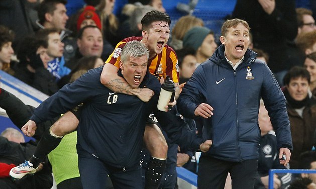 2502306100000578-2924751-Bradford manager Phil Parkinson right and his players and staff -a-27 1422123528098
