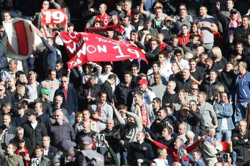 Manchester-United-fans-at-Anfield