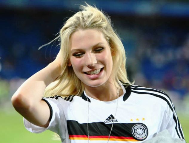 sarah-brandner-germanwife-20-dnfmyye