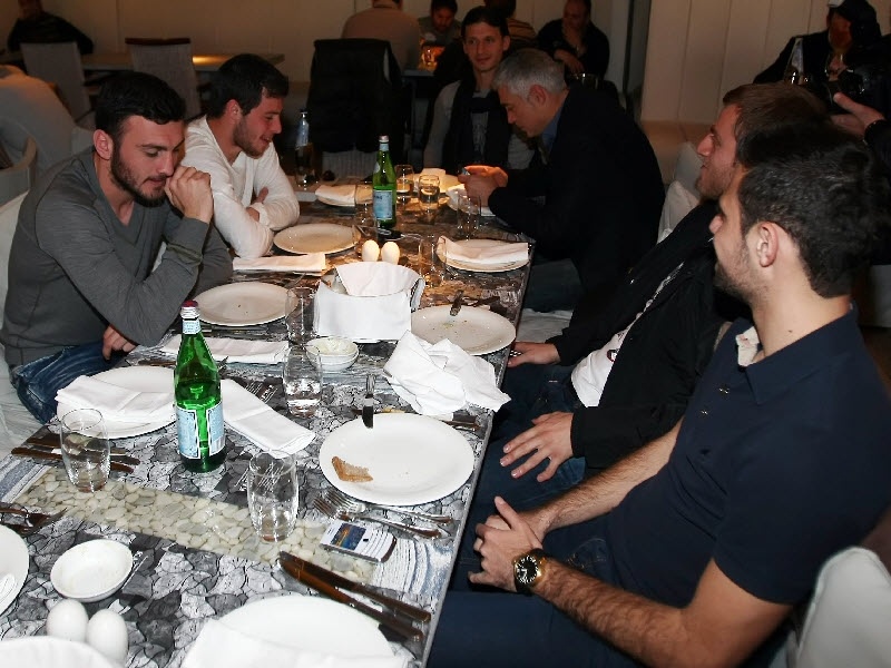 «Ερυθρόλευκο» τραπέζι