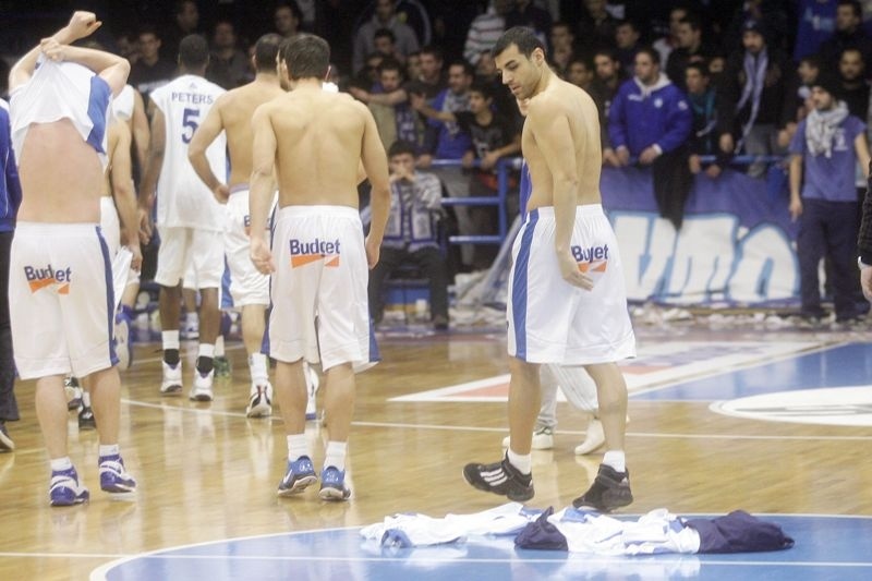 «Πέταξαν» τις φανέλες