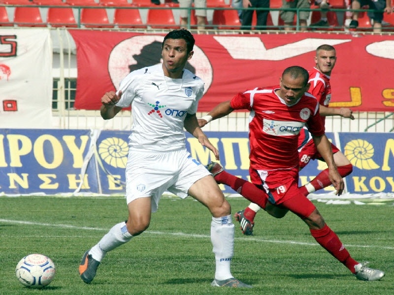 Συζητά με Καραχάλιο