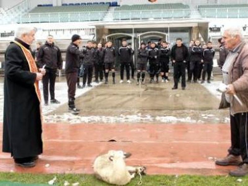 Θυσίασαν αρνί στην Λοκομοτίβ