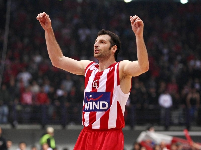 Εκτός Παπαλουκάς, Πελεκάνος