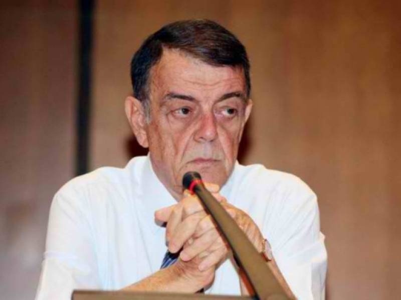 Επιστρέφει και αποφασίζει