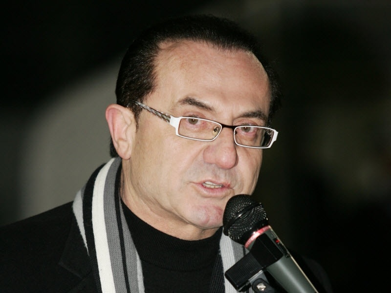 «Άι εμ χάντινγκ σάντοουζ ιν δε νταρκ»