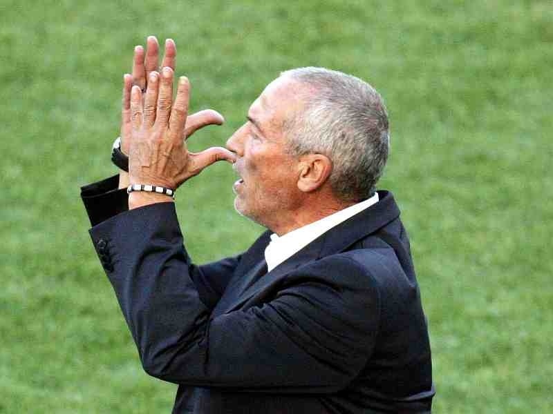 Κόουτς, άλλοι (σε) γράφουν