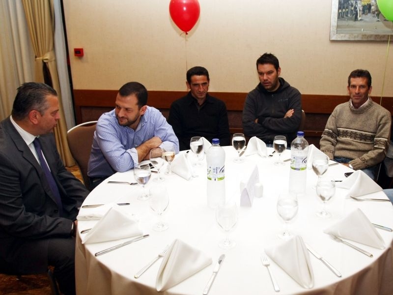 Ψάχνει τα θετικά