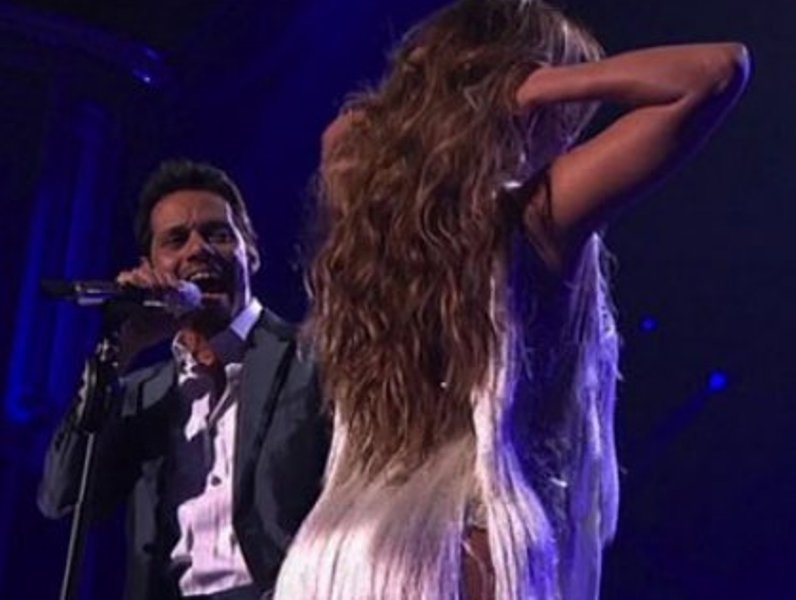 Η Jennifer κρατά τον άνδρα της