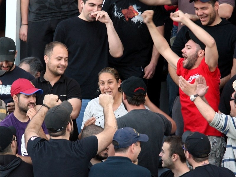 Η Καμμένου και οι οπαδοί