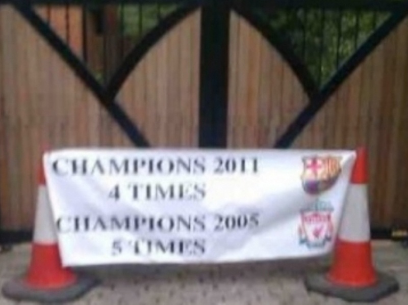 Πανό στο σπίτι του Φέργκιουσον!