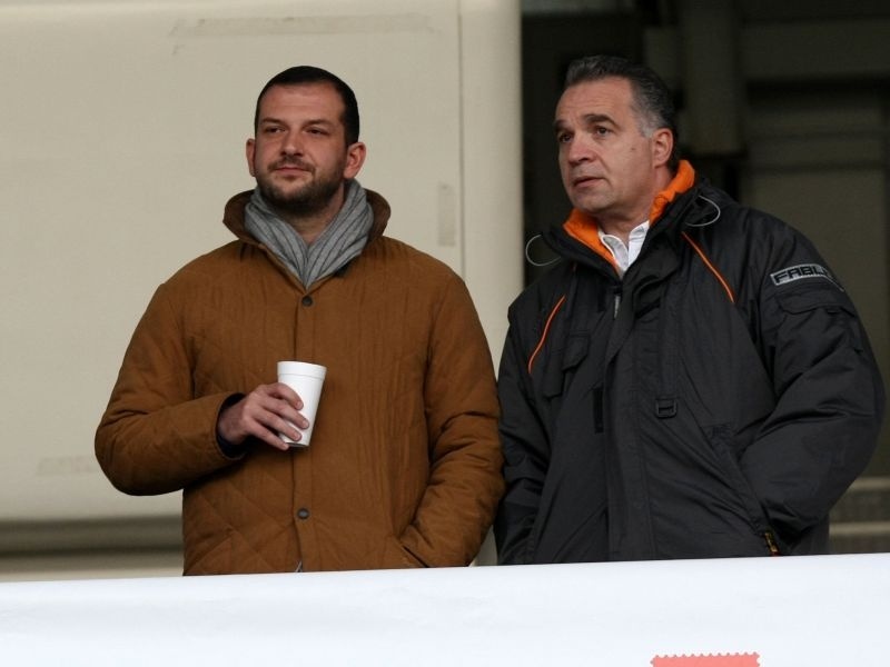 Να συνεχίσουν τη στήριξη