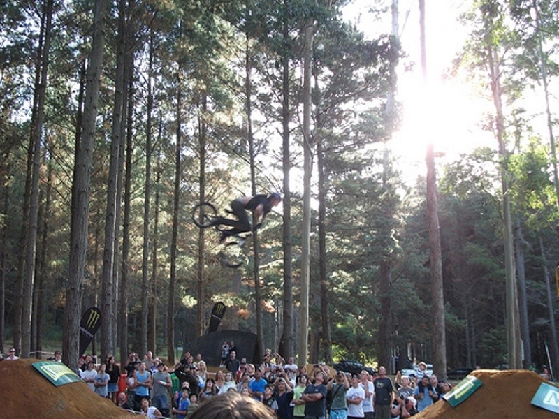 Το πρώτο τριπλό back flip (vd)