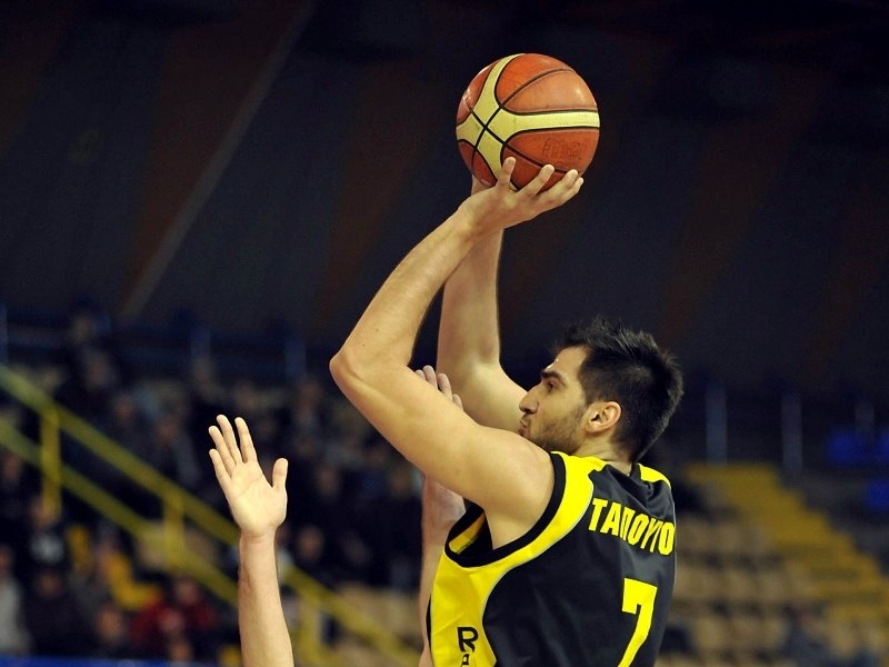 Μένει έξω ο Ταπούτος!