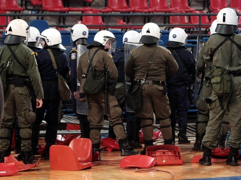 Συμπλοκές έξω από το ΣΕΦ