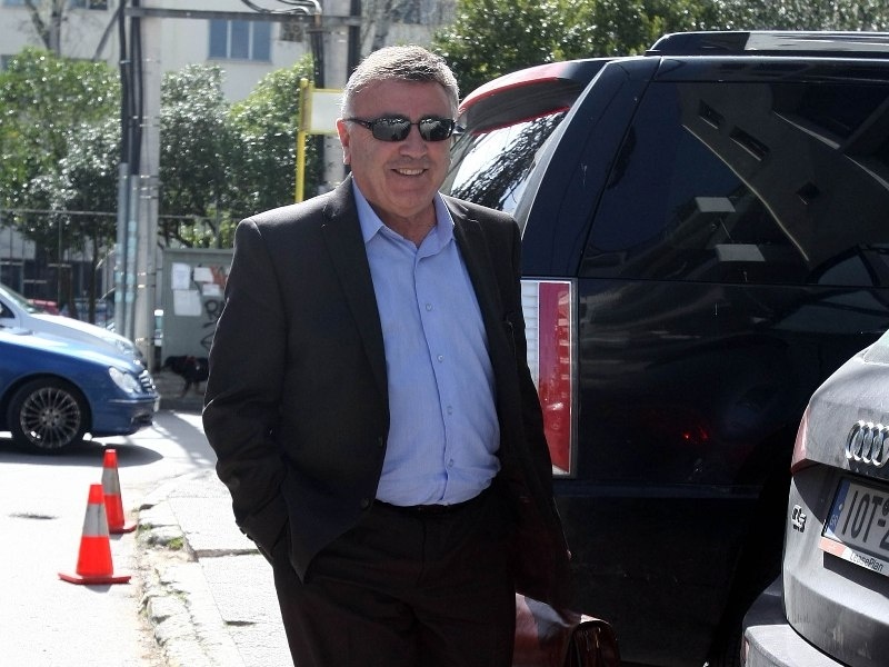 Επιμένει για τους τρεις