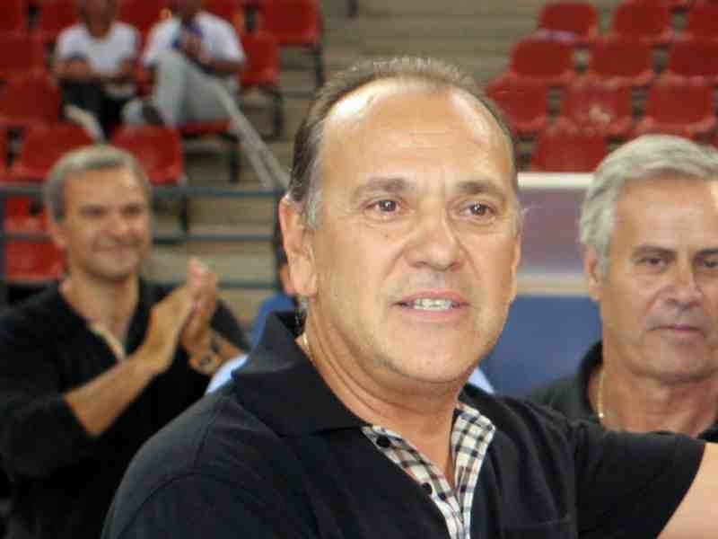 «Κύριοι, δεν αξίζει...»