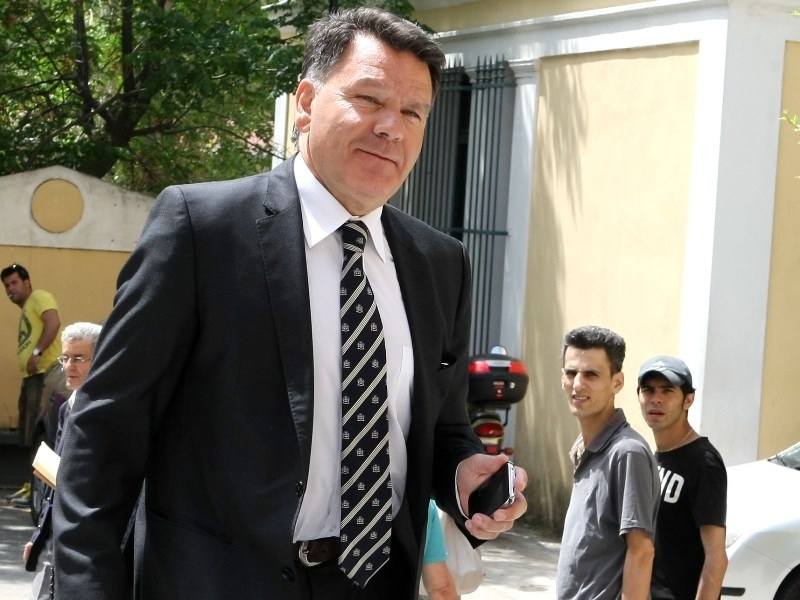 Καταθέτει μηνύσεις