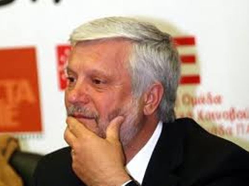 Τους «παίζει» στα δάχτυλα