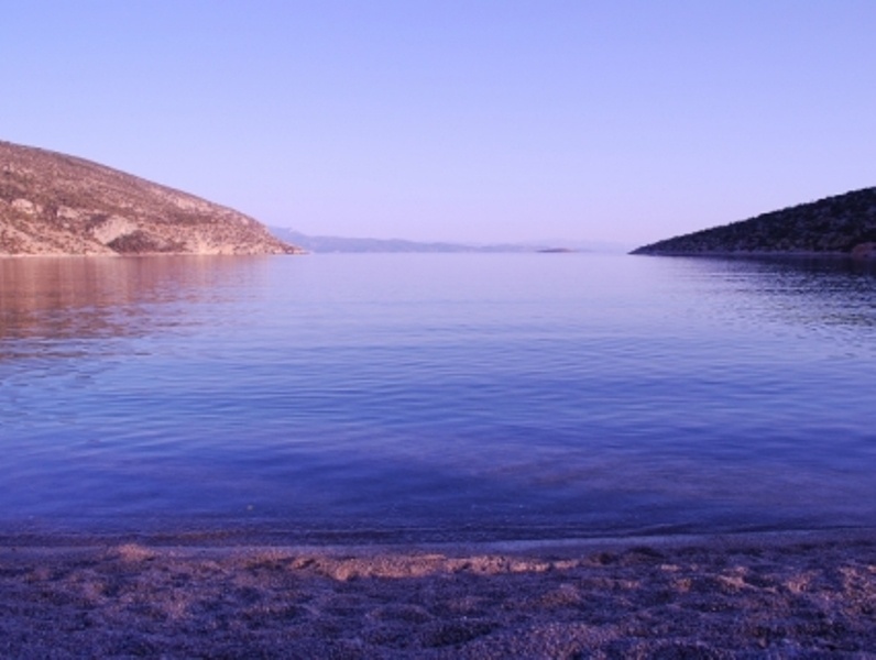 Ξεπουλάνε τις παραλίες μας!