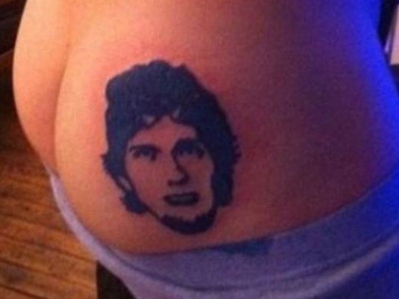 Τον έγραψε στα οπίσθιά του!