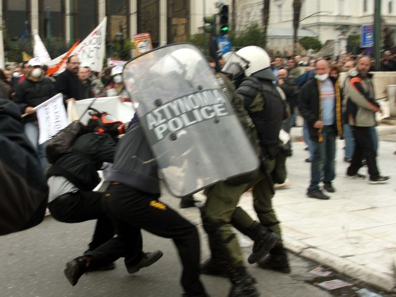 Live σύνδεση με Σύνταγμα...