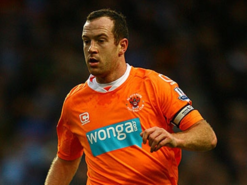 Προβάρει τα «κόκκινα» ο Άνταμ!