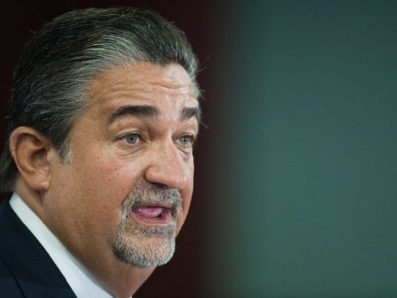 Προβληματισμένος Λεόνσις…