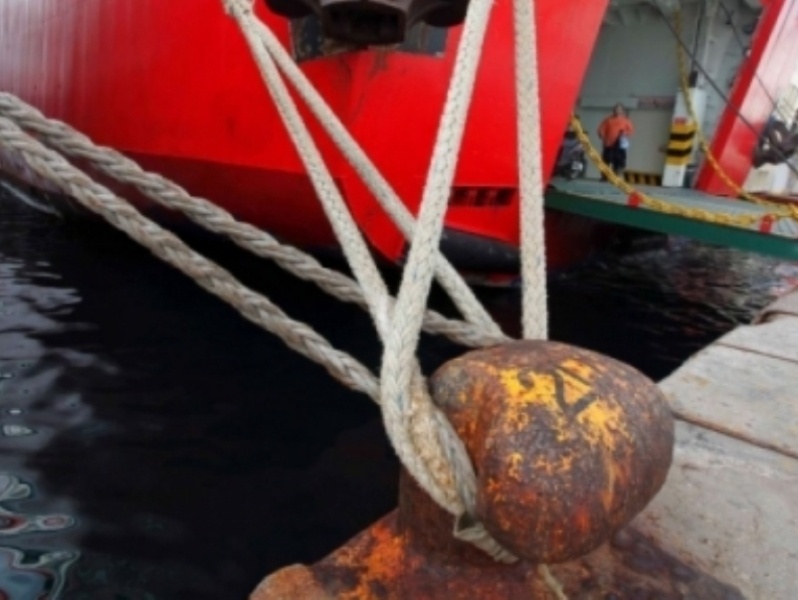 «Δεμένα» τα πλοία στον Πειραιά