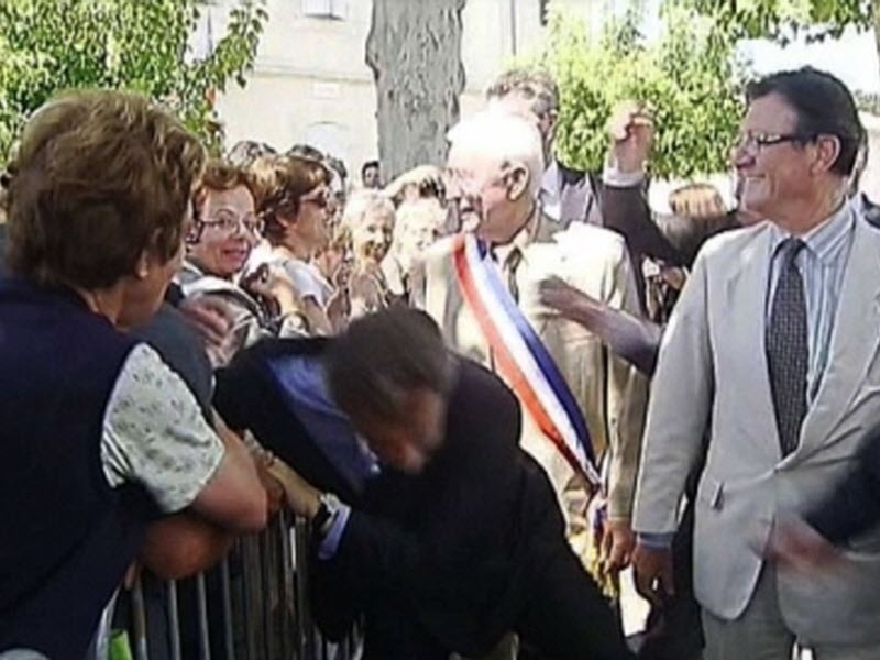 Επίθεση στον Σαρκοζί (vid)