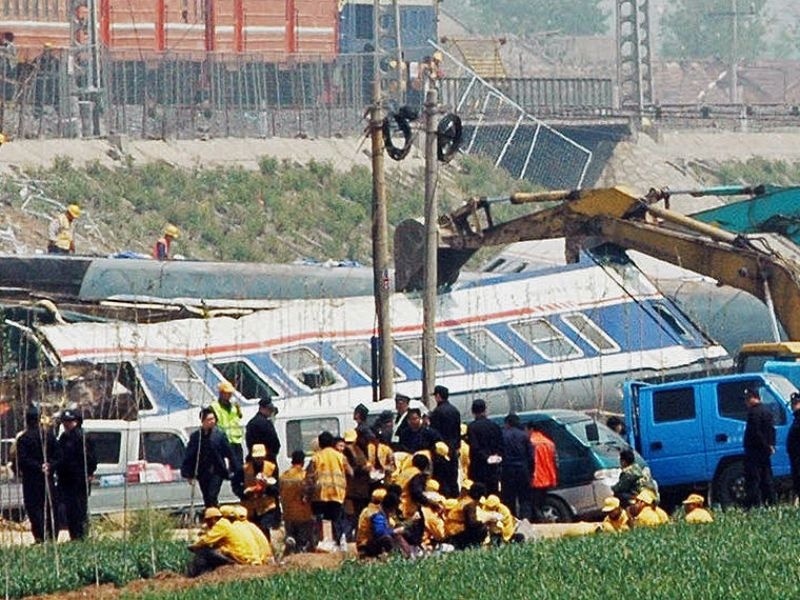 32 νεκροί από σύγκρουση τρένων