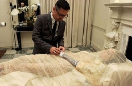 Πάρτι–θρίλερ η «νεκρή» Νιάρχου