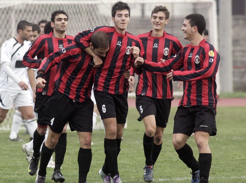 Μια ντουζίνα αποδεσμεύσεις