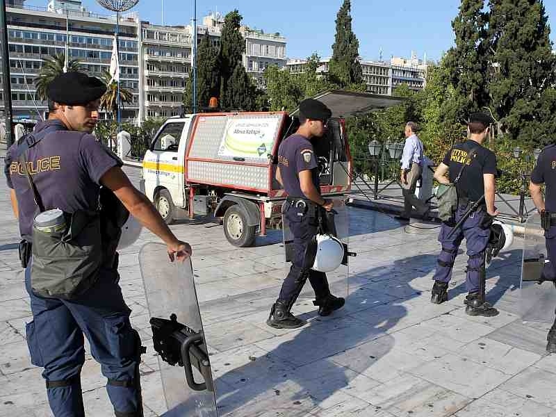 Εκκαθάριση πλατείας από ΜΑΤ