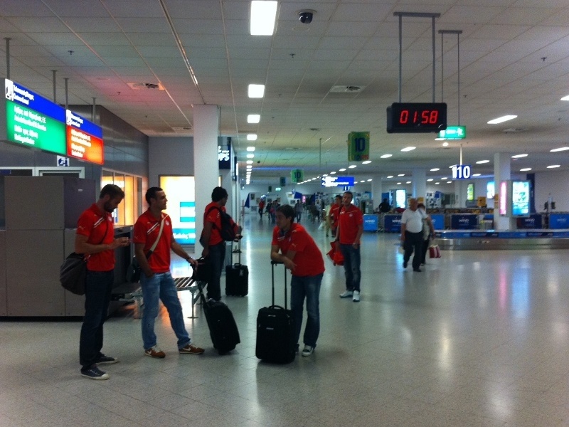 Έφτασε η αποστολή του Ολυμπιακού (photos)