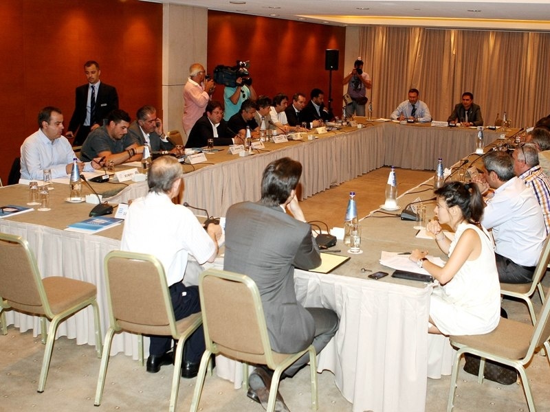 Συμβούλιο κατά το... ήμισυ