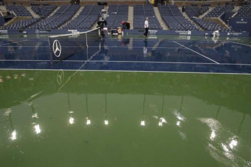 Άνοιξαν οι ουρανοί στο Flushing Meadows