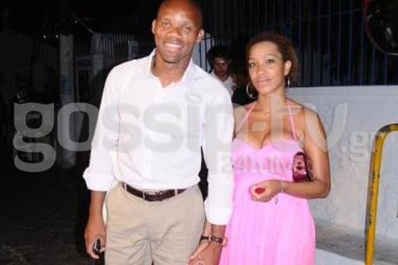 Jean Alain Boumsong: Βόλτες στην Μύκονο με την σύντροφό του