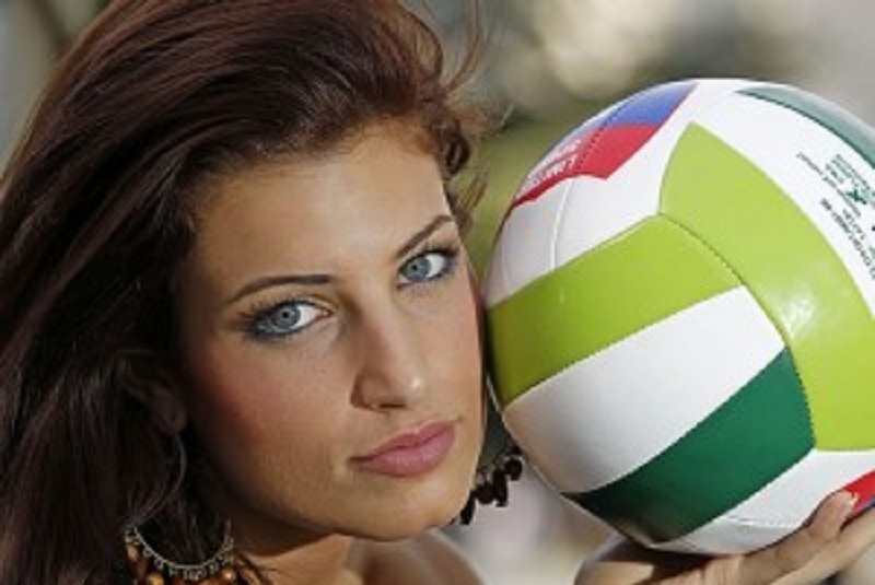 Μις Ισπανία και στο... φιλέ για φίλημα!