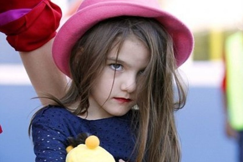 Η Surie Cruise πηγαίνει σε σχολείο για εξωγήινους