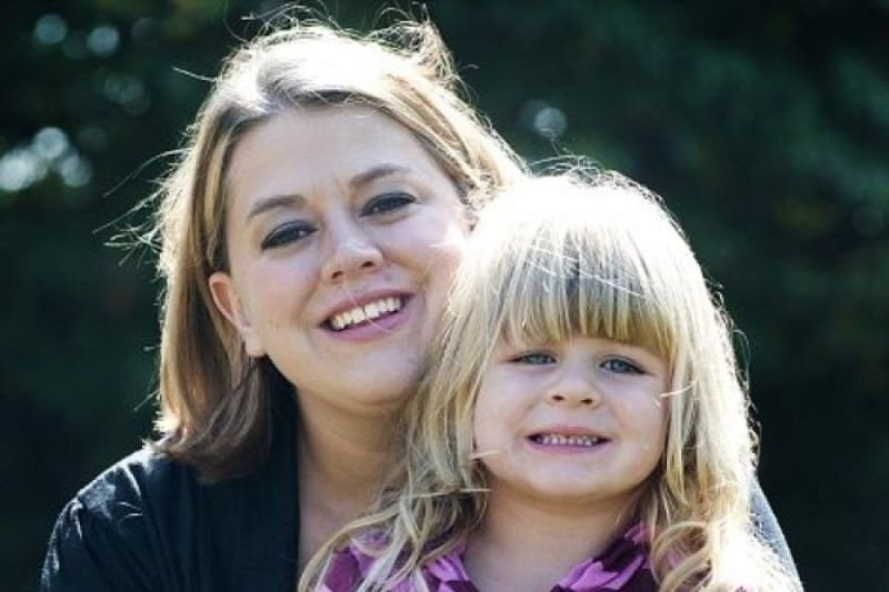 Τρίχρονο κοριτσάκι τρώει τούβλα και λάμπες!